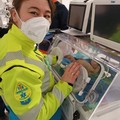 Partorisce a casa grazie al 118, mamma e figlia stanno bene