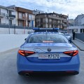 Tenta due volte di lanciarsi, ma viene salvato dai poliziotti della Questura di Andria
