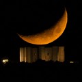 Meravigliosa luna arancione sopra Castel del Monte, ecco lo scatto mozzafiato