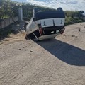Auto si ribalta sulla provinciale 12, alla guida un 82enne in codice rosso