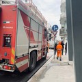 Allarme fuga di gas in via Giunizzelli, le forze dell'ordine alla ricerca di un'auto fuggita dopo danno a conduttura