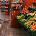 Chiedono l'elemosina in due davanti al supermercato, scoppia la rissa