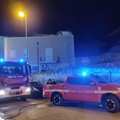 Incendio al quarto piano di una palazzina in via Basilicata: molti danni ma nessun ferito. Le FOTO