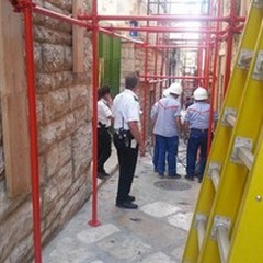 Crolla il tetto di un'abitazione in via De Liso: incendio divampato alle 16,15
