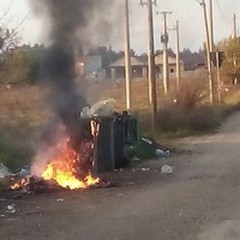 Rifiuti in fiamme nella campagna andriese: fumo nero e diossina