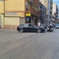 Minore a bordo di ciclomotore impatta contro autovettura su via Barletta. Trasportato ferito al "Bonomo "
