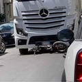 Scontro tra bici elettrica e camion in centro a Andria: un 65enne in codice rosso