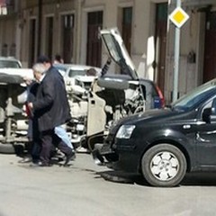 Incidente in via Bari: una Panda  "cappotta " un furgonato ecologico