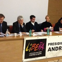 «Libera» chiama a confronto: toni forti in sala