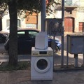 Lavatrice abbandonata da tre giorni in via Annunziata, i residenti: "Eppure non passa inosservata "