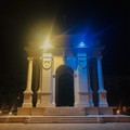 Il Monumento ai Caduti colorato di giallo e blu in onore dell'Ucraina