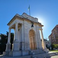 Al posto del Tricolore sul Monumento ai Caduti sventola uno misero straccio