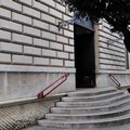 Rimosse scritte e murales da numerosi edifici pubblici