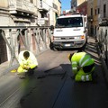 Operazione di serraggio bulloni di ancoraggio, via Carmine chiusa al traffico