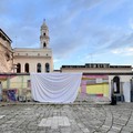 L’Officina San Domenico si ricopre di teli bianchi per le vittime del genocidio a Gaza