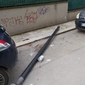 Cade un palo della illuminazione pubblica: brusco risveglio per i residenti di via Mantegna
