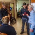 Agenti della Questura si recano a casa di due anziani coniugi ultraottantenni per consegnare i passaporti 