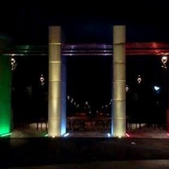 Strage Parigi, portale della villa comunale con il tricolore francese