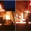 Incendio in via vecchia Barletta: fiamme distruggono veicoli parcheggiati