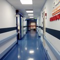 Inveisce contro i sanitari e rompe una vetrata al pronto soccorso del Bonomo di Andria