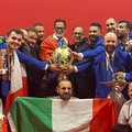 La nazionale di acconciatura, capitanata dal trainer Mario Piccininno sul podio del campionato mondiale