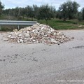 Andria, sversamenti illegali di materiali edili direttamente in strada. Ma la strada è in agro di Trani