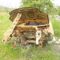 Scheletro di auto in fiamme nel cuore della Murgia, ecco le immagini di ciò che resta