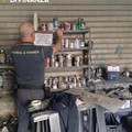 Carrozzeria "fantasma " in un garage, sigilli della Gdf