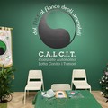 Calcit, l’aiuto ai malati oncologici passa anche da Palazzo di Città: donate mascherine e “Piantine del Sorriso”