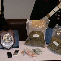 Un chilo di marijuana nel cofano motore dell'auto: arrestato un 30enne