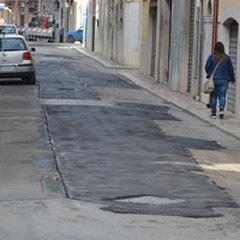 Via Garibaldi, il rattoppo  "parziale " dopo il cedimento