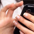 Divieto dei cellulari a scuola, gli psicologi: “Una finzione che non affronta il problema”