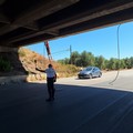 Camion trancia cavo della Telecom sotto il ponte della tangenziale, in via Bisceglie