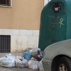 Campana del vetro stracolma, diseducativa e pericolosa