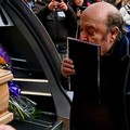 Funerali di Lucia Lagrasta, moglie di Lino Banfi. Letta una lettera del Papa