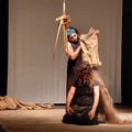 Il Palazzo d’Occidente, il teatro come mezzo per meditare su una storia vera di cieca violenza accaduta ad Andria