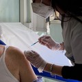 Vaccini, da domani over 60 senza prenotazione in Puglia. Riunione tra Emiliano e i sindaci