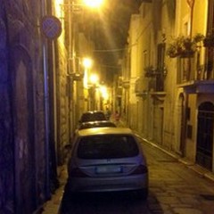 Auto in divieto di sosta, ambulanza bloccata e soccorsi a piedi