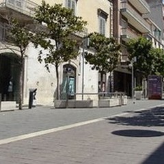 Passaggi bloccati e pavimento dissestato, ecco come si presenta viale Crispi