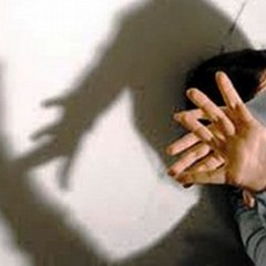 Picchia e maltratta la fidanzata, denunciato 19enne