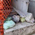 Continua la lotta al degrado, rifiuti abbandonati in Via Carmine