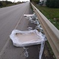 Tangenziale di Andria invasa da decine di contenitori di plastica caduti da un camion in transito