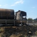 Tir in fiamme, rallentamenti sulla 16 tra Trani e Barletta