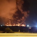 Terribile incendio in un capannone su via Barletta ad Andria