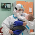 Domenico a soli 5 mesi sconfigge il Covid, mamma Angela: «Con noi angeli vestiti da astronauti»