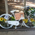 Una nuova sella installata sulla "ghost bike " dedicata a Patrizia Paradiso