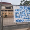Piscina comunale di Andria chiusa da tre anni, la rabbia di una mamma: «Stufi di fare gli agonisti altrove»