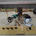 Auto in fuga sulla s.p. 213 ad Andria: inseguimento e materiale sequestrato