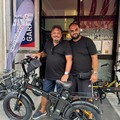 Incontro a sorpresa: Enrico Brignano a Barletta per una bici Frama