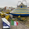 Circo davanti scuola, il centrodestra: «Dopo aver cementificato tutto, rimaneva questo. Che degrado!»